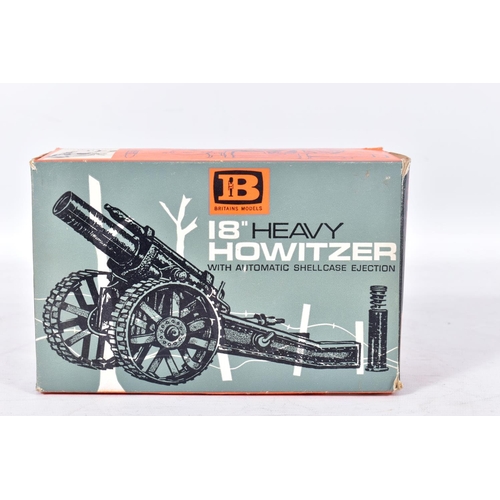 141 - A BOXED BRITAINS 18   HEAVY HOWITZER, No.9740, appears complete with six plastic shells and shellcas... 