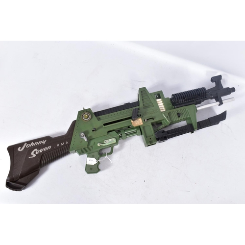 175 - AN UNBOXED DE LUXE TOPPER JOHNNY SEVEN ONE MAN ARMY TOY GUN, No.602E, appears complete with all acce... 