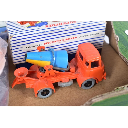 188 - A BOXED DINKY SUPERTOYS ALBION CHIEFTAN LORRY MOUNTED CONCRETE MIXER, No.960, lightly playworn condi... 