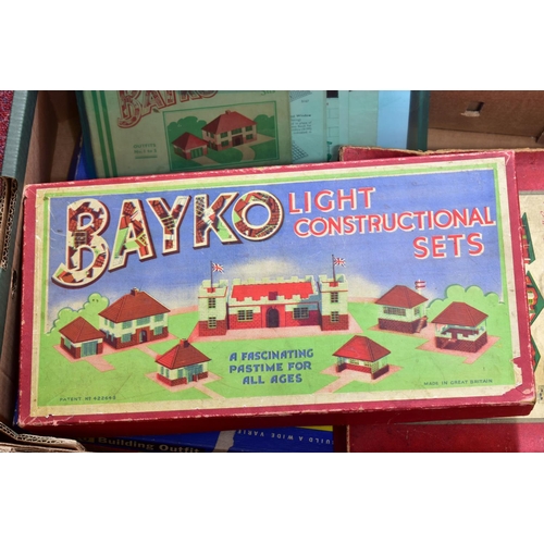 189 - A COLLECTION OF ASSORTED BOXED BAYKO CONSTRUCTION SETS, to include early boxed Outfit No.1, Building... 