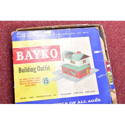 189 - A COLLECTION OF ASSORTED BOXED BAYKO CONSTRUCTION SETS, to include early boxed Outfit No.1, Building... 