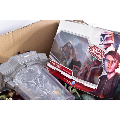 212 - A COLECTION OF LOOSE STAR WARS ACTION FIGURES, majority are Hasbro figures dating from the early 200... 