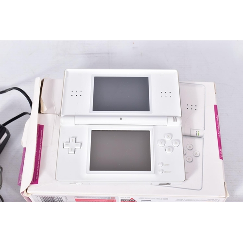 307 - A WHITE DS LITE COMPLETE WITH ITS BOX, includes a charger, Mario Kart DS, Tetris Ds and Dr. Kawashim... 