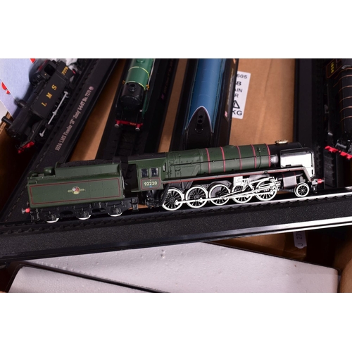 334 - A COLLECTION OF BOXED AND UNBOXED DIECAST AND PLASTIC DISPLAY LOCOMOTIVES MODELS, to include Corgi  ... 