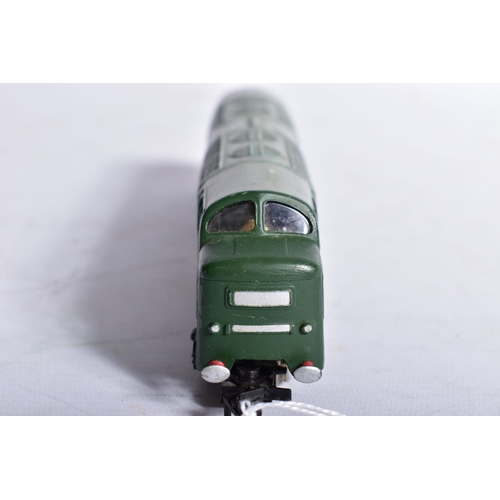 341 - A BOXED HORNBY DUBLO DELTIC LOCOMOTIVE, unnumbered in B.R. green livery (3232), appears largely comp... 