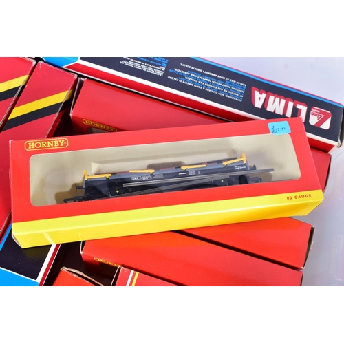 354 - A QUANTITY OF ASSORTED BOXED AND UNBOXED OO GAUGE ROLLING STOCK, ACCESSORIES AND TRACK, to include a... 