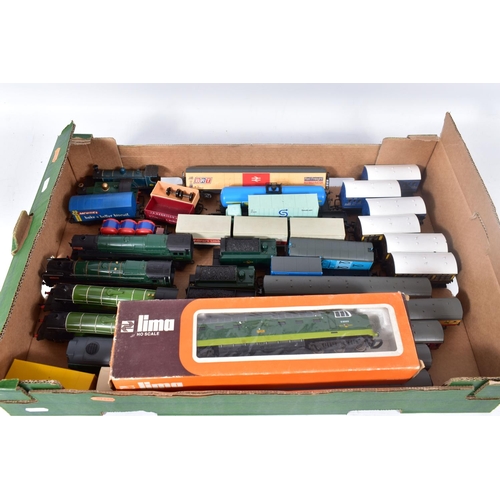 370 - A QUANTITY OF UNBOXED OO AND HO GAUGE MODEL RAILWAY ITEMS, to include Tri-ang/Hornby Britannia class... 