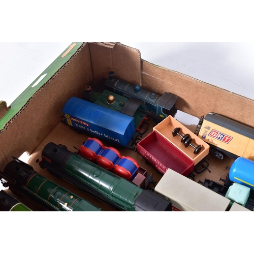 370 - A QUANTITY OF UNBOXED OO AND HO GAUGE MODEL RAILWAY ITEMS, to include Tri-ang/Hornby Britannia class... 