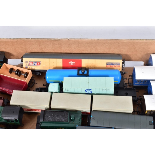 370 - A QUANTITY OF UNBOXED OO AND HO GAUGE MODEL RAILWAY ITEMS, to include Tri-ang/Hornby Britannia class... 