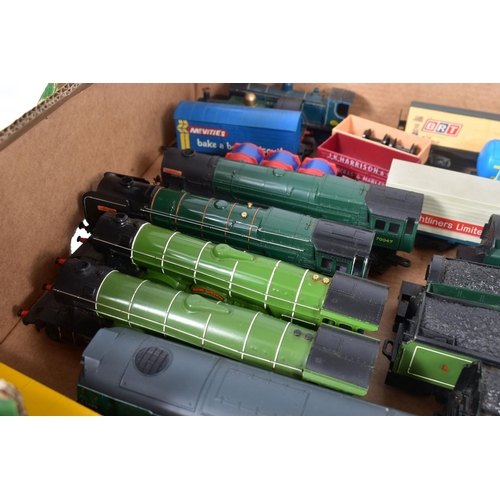 370 - A QUANTITY OF UNBOXED OO AND HO GAUGE MODEL RAILWAY ITEMS, to include Tri-ang/Hornby Britannia class... 