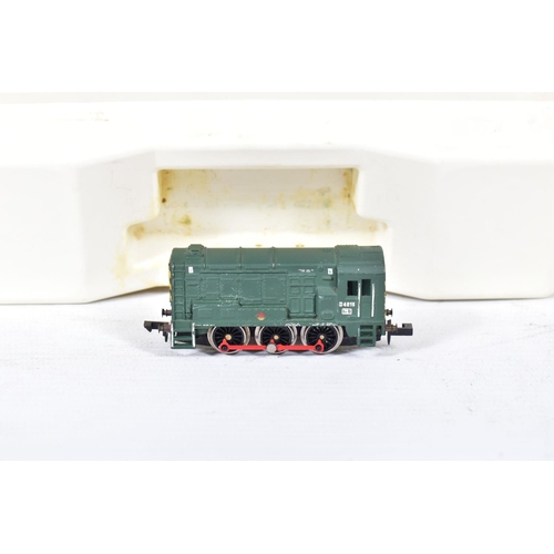 375 - THREE GRAHAM FARISH N GAUGE LOCOMOTIVES, boxed class 08 Shunter No.D4019, B.R. green livery (1005), ... 