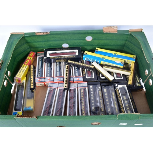 379 - A QUANTITY OF BOXED HORNBY MINITRIX AND GRAHAM FARISH N GAUGE PASSENGER ROLLING STOCK, assorted Pull... 