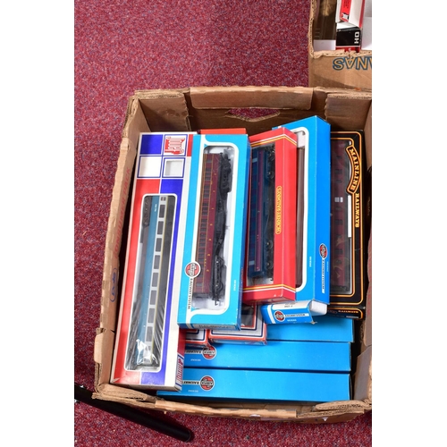 404 - A QUANTITY OF BOXED AND UNBOXED OO GAUGE PASSENGER COACHING STOCK, assorted manufacturers, all in pl... 