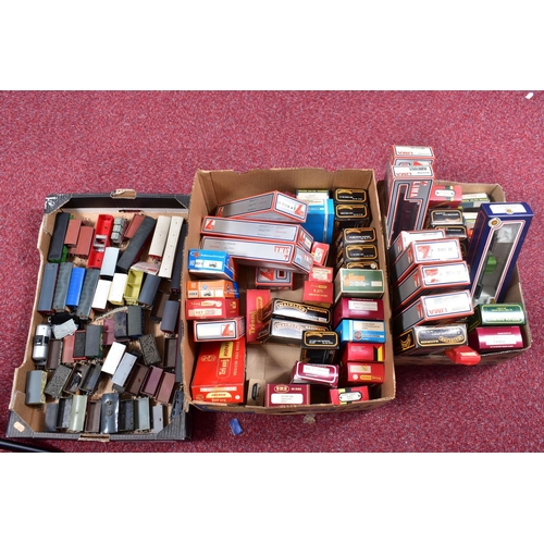 405 - A QUANTITY OF UNBOXED OO GAUGE FREIGHT ROLLING STOCK, assorted manufacturers, all in playworn condit... 