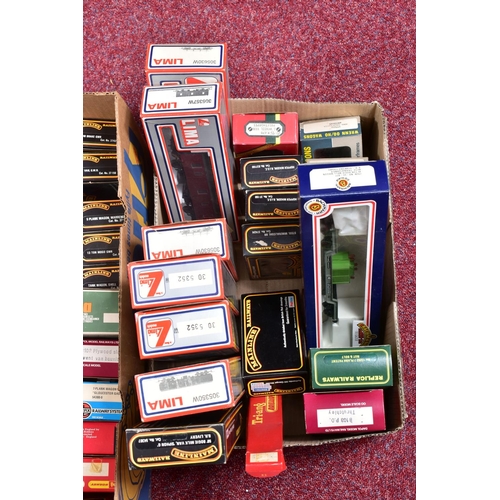 405 - A QUANTITY OF UNBOXED OO GAUGE FREIGHT ROLLING STOCK, assorted manufacturers, all in playworn condit... 