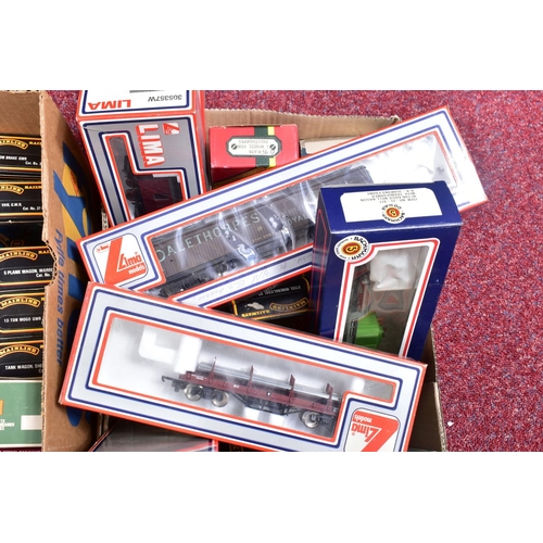 405 - A QUANTITY OF UNBOXED OO GAUGE FREIGHT ROLLING STOCK, assorted manufacturers, all in playworn condit... 