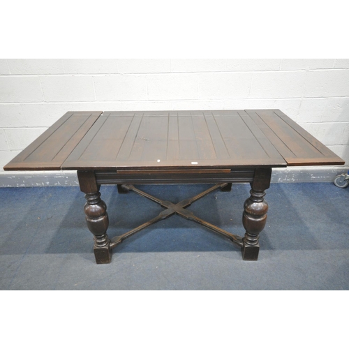 1195 - AN EARLY 20TH OAK DRAW LEAD DINING TABLE, on bulbous legs, united by a cross stretcher, open length ... 