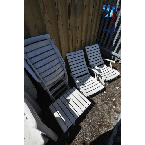 1015 - A SET OF FOUR ROVERGARDEN FOLDING SUN LOUNGERS, and a matching table (5)