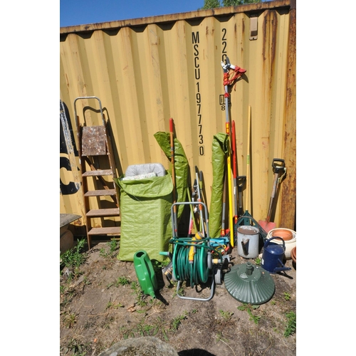 1021 - A SELECTION OF HAND GARDEN ACCESSORIES, to include a quantity of hand tools, a hozelock hose reel an... 