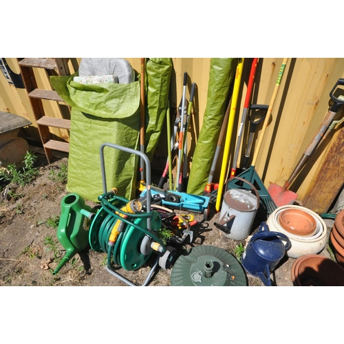 1021 - A SELECTION OF HAND GARDEN ACCESSORIES, to include a quantity of hand tools, a hozelock hose reel an... 