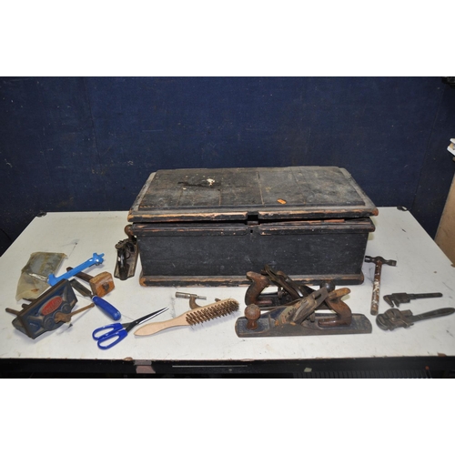 1055 - A WOODEN TOOLCHEST AND TOOLS to include a quantity of vintage tools, Record planes, wooden block pla... 