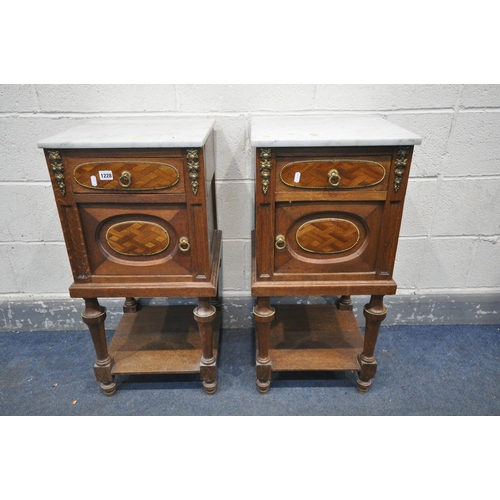 1228 - AN OPPOSING PAIR OF EARLY 20TH CENTURY OAK FRENCH POT CUPBOARD/BEDSIDE CABINETS, with marble top, br... 