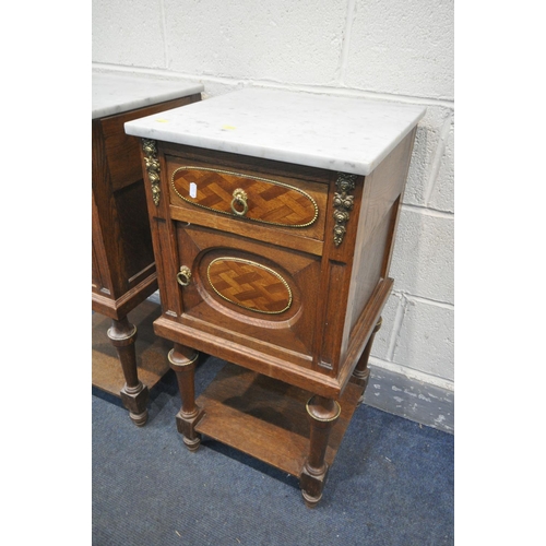 1228 - AN OPPOSING PAIR OF EARLY 20TH CENTURY OAK FRENCH POT CUPBOARD/BEDSIDE CABINETS, with marble top, br... 