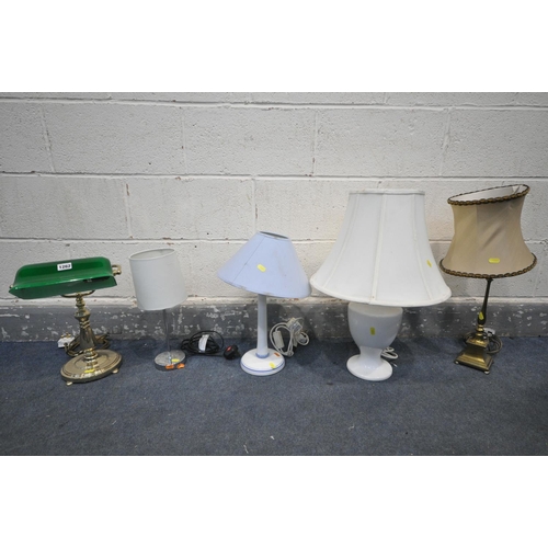 1262 - A SELECTION OF TABLE LAMPS, to include a brass bankers lamp, another brass lamp, a ceramic table lam... 