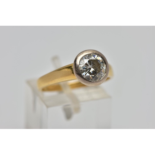 1 - AN 18CT GOLD SINGLE STONE MOISSANITE RING, circular cut moissanite in a white metal collet setting, ... 