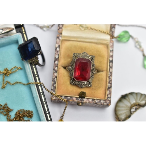 105 - A SELECTION OF JEWELLERY, to include a white metal openwork bar brooch set with three pink paste, st... 