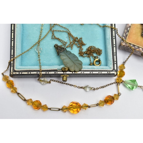 105 - A SELECTION OF JEWELLERY, to include a white metal openwork bar brooch set with three pink paste, st... 