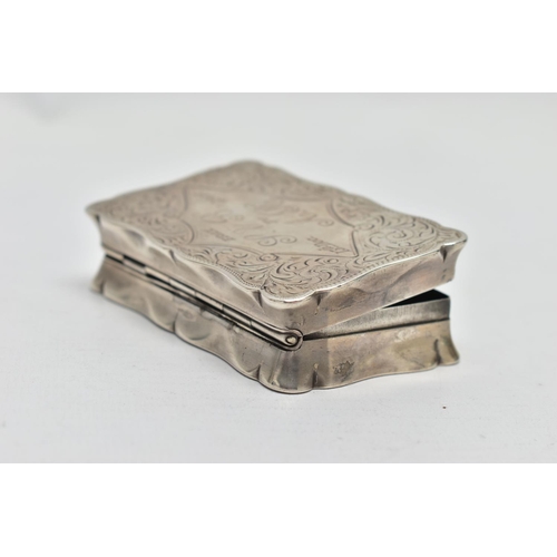 110 - AN EDWARDIAN SILVER TABLE SNUFF BOX, the undulating rectangular box with hinged lid, scrolling folit... 