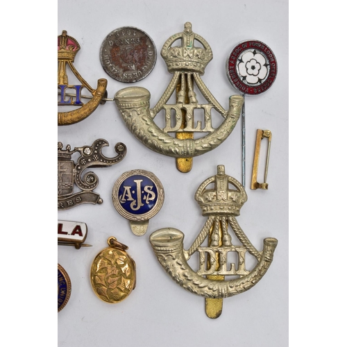 118 - A SMALL BOX OF BADGES AND OTHER ITEMS, to include a small yellow metal oval locket, detailed with an... 