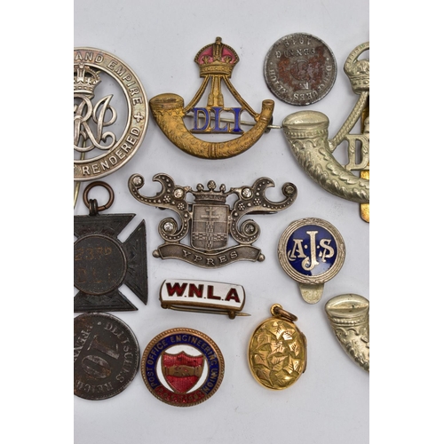 118 - A SMALL BOX OF BADGES AND OTHER ITEMS, to include a small yellow metal oval locket, detailed with an... 