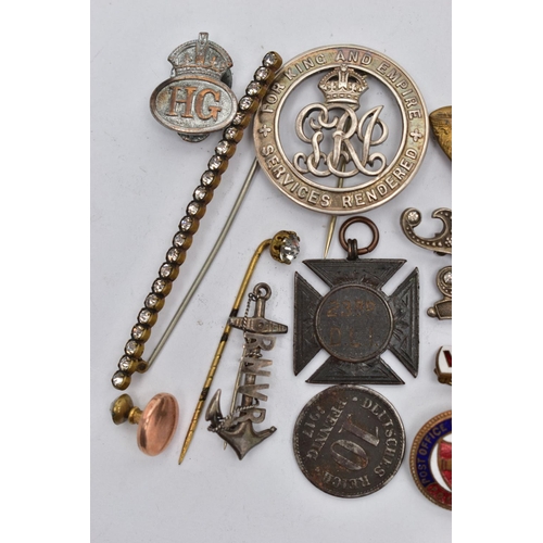 118 - A SMALL BOX OF BADGES AND OTHER ITEMS, to include a small yellow metal oval locket, detailed with an... 