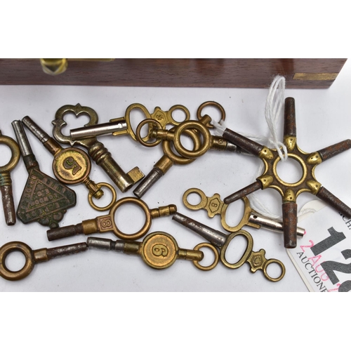 128 - A SELECTION OF WATCH KEYS, a selection of watch keys varying sizes, encased in a small wooden box wi... 