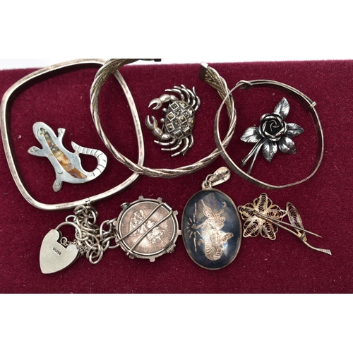 129 - AN ASSORTMENT OF WHITE METAL JEWELLERY, to include a square bangle, a damascene pendant, a heart pad... 