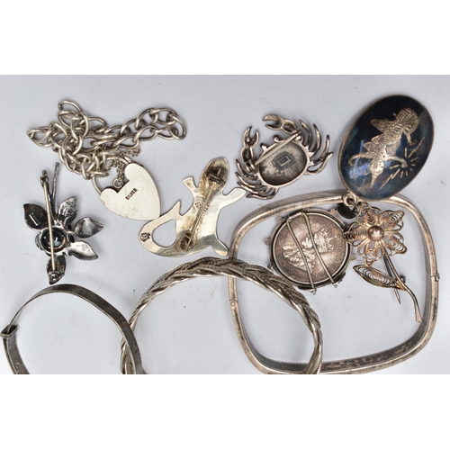 129 - AN ASSORTMENT OF WHITE METAL JEWELLERY, to include a square bangle, a damascene pendant, a heart pad... 