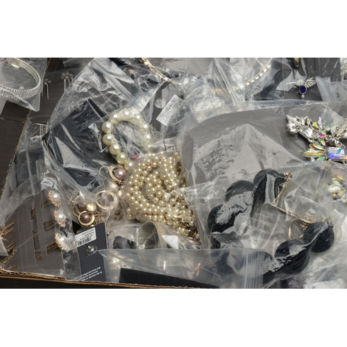 171 - A LARGE QUANTITY OF COSTUME JEWELLERY, to include paste set necklaces, beaded necklaces, paste set h... 