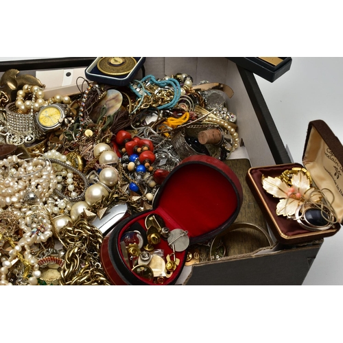 174 - A BOX OF ASSORTED COSTUME JEWELLERY, WATCHES AND OTHER ITEMS, to include a variety of ladies and gen... 