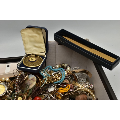 174 - A BOX OF ASSORTED COSTUME JEWELLERY, WATCHES AND OTHER ITEMS, to include a variety of ladies and gen... 