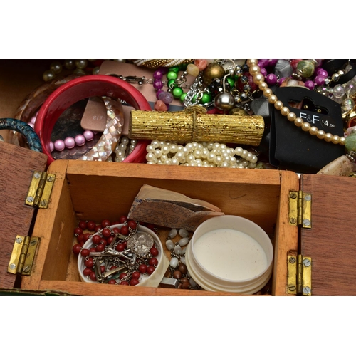 175 - A BOX OF ASSORTED COSTUME JEWELLERY, to include a silver mustard with cover, plain polished design w... 