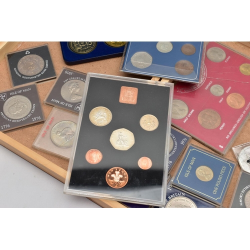 203 - A SMALL WOODEN CASE OF COINS AND COMMEMORATIVES, to include a cased and sealed three-coin 1978 St He... 