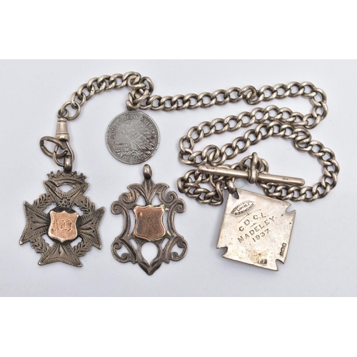 35 - AN EARLY 20TH CENTURY SILVER ALBERT CHAIN WITH THREE SILVER FOBS, the curb link Albert chain with T-... 