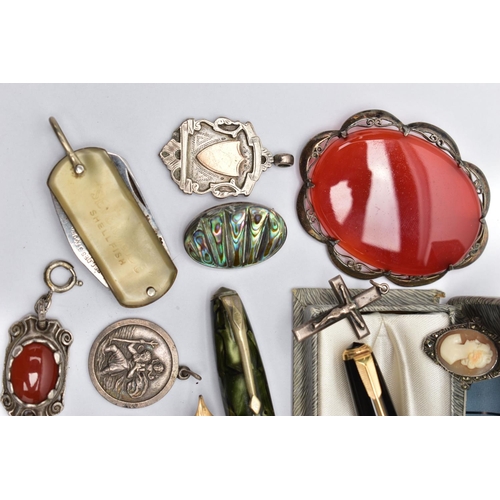 41 - A SELECTION OF MAINLY SILVER AND WHITE METAL JEWELLERY, to include an Edwardian silver shield medall... 