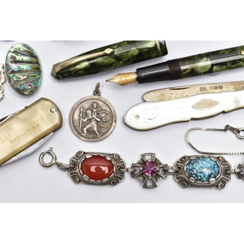 41 - A SELECTION OF MAINLY SILVER AND WHITE METAL JEWELLERY, to include an Edwardian silver shield medall... 