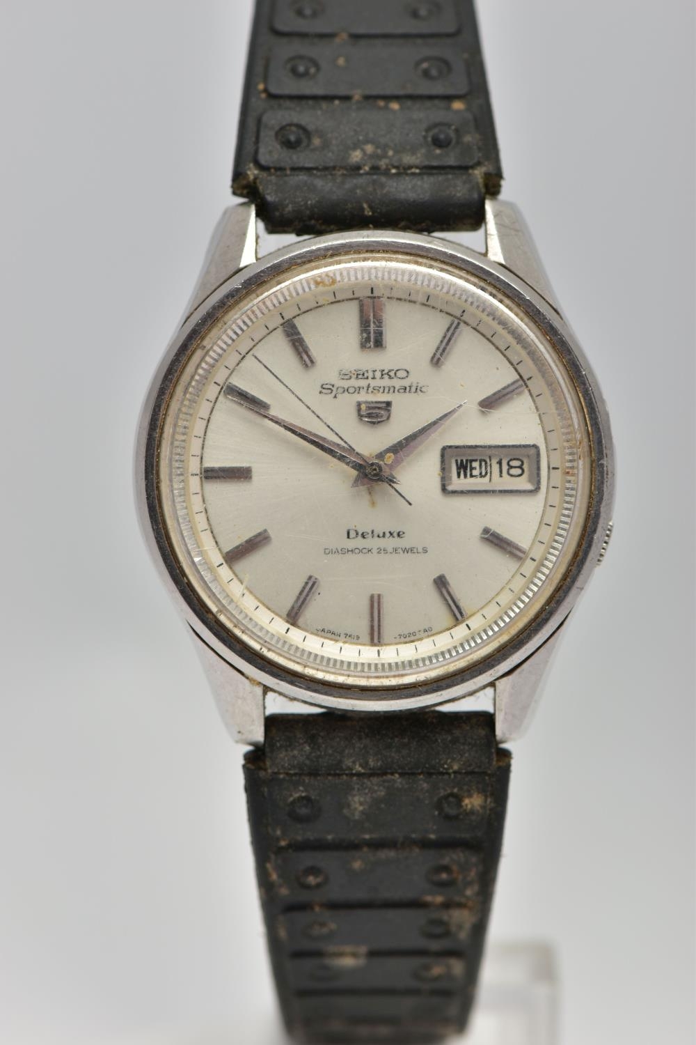 A 'SEIKO SPORTSMATIC DELUXE' WRISTWATCH, working at time of cataloguing,  round silver dial signed 'S