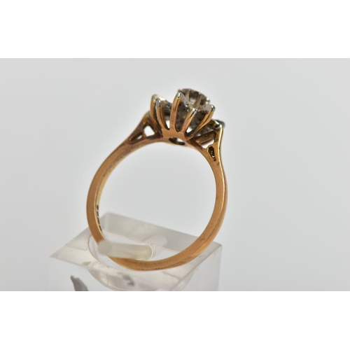 85 - AN 18CT GOLD DIAMOND FLORAL CLUSTER RING, the central brilliant cut diamond, claw set, to the single... 