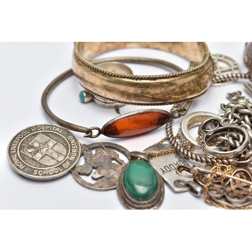 87 - AN ASSORTMENT OF SILVER AND WHITE METAL JEWELLERY, to include two silver hinged bangles, a silver he... 