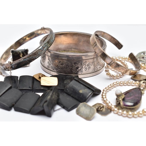 90 - AN ASSORTMENT OF SILVER AND WHITE METAL JEWELLERY, a silver hinged bangle, hallmarked 'R J Crafts' B... 